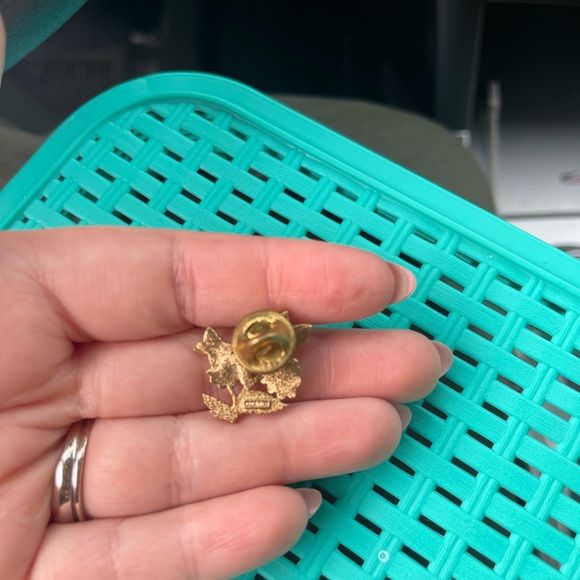 Elegant Gold Floral brooch - Picture 4 of 4